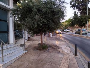 Απροσπέλαστο πεζοδρόμιο 3 μ. στην Πλαστήρα